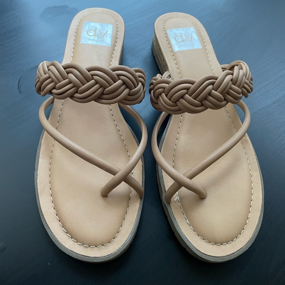 DV Dolce Vita Women's Flip-Flop (size 8)